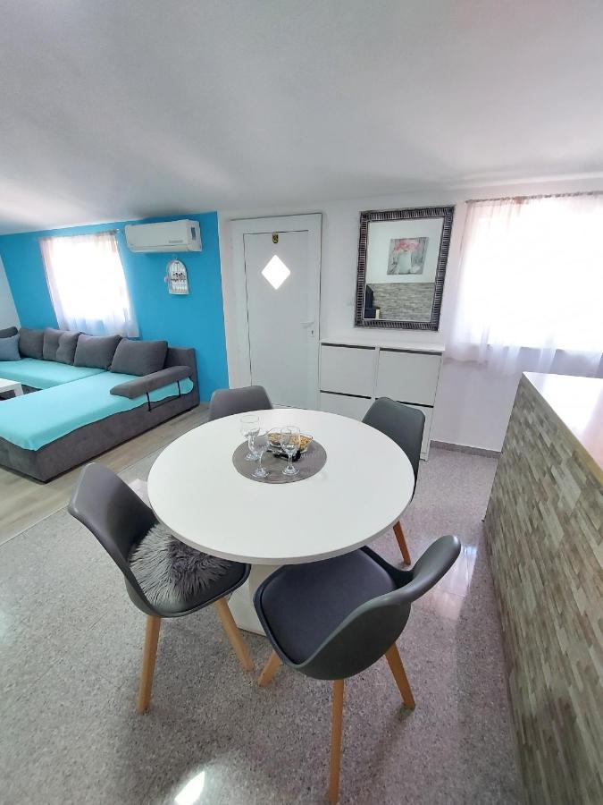 Apartman Ana Stinjan ภายนอก รูปภาพ